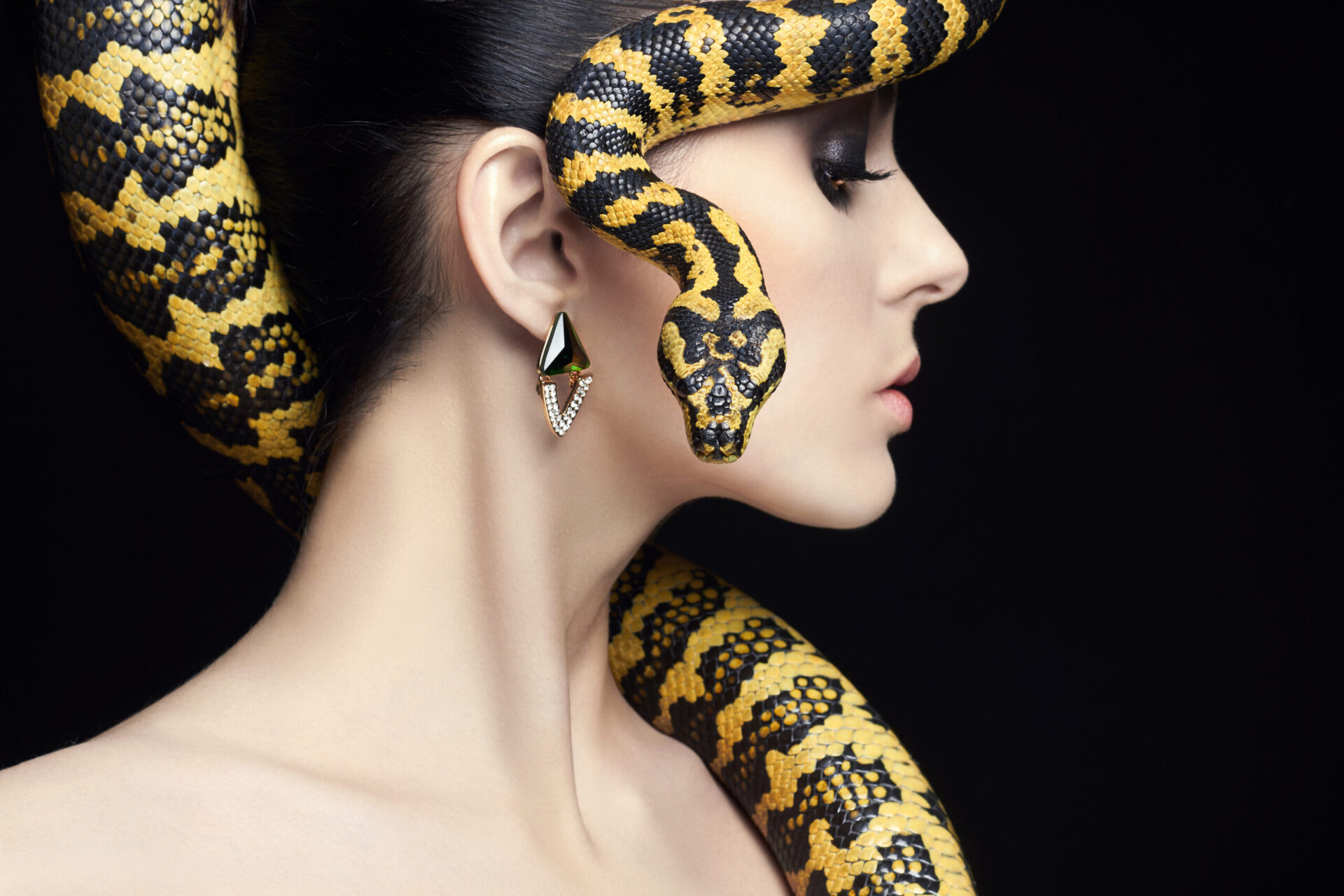 Сон змея обвивает. Женщина змея. Красивая девушка со змеей. Змея фото. Змея на шее.